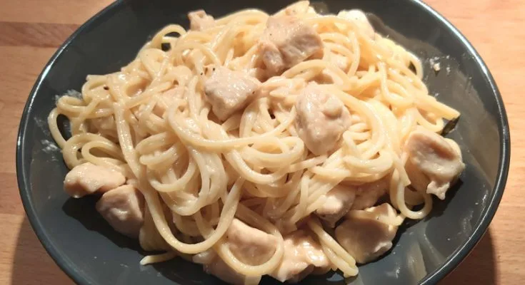 alfredo csirke, fokhagymás, parmezános tejszínes csirkés tészta