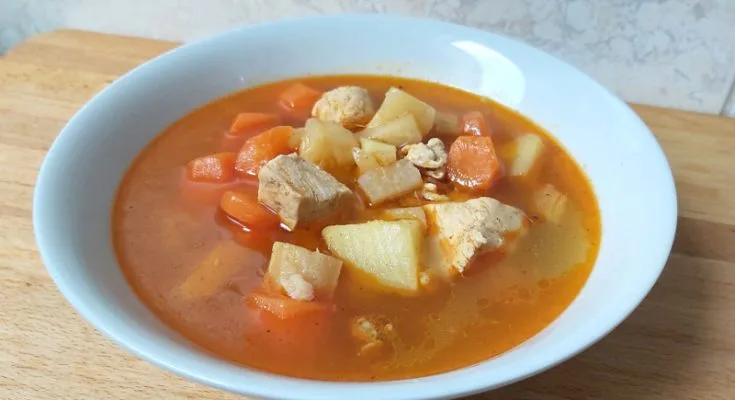 csirkegulyás leves csirkemellből, hamis gulyásleves