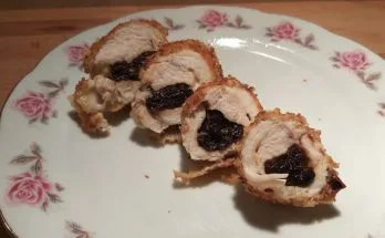 aszalt szilvás csirkemell diós bundában szeletek