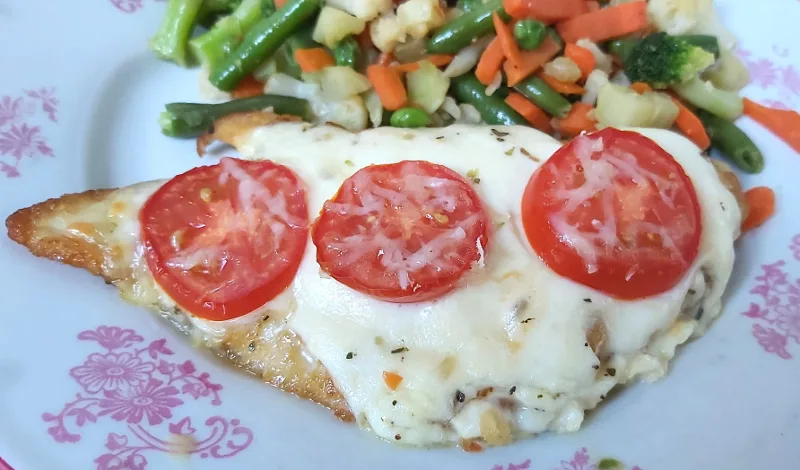 paradicsomos mozzarellás csirkemell sütőben, caprese csirkemell