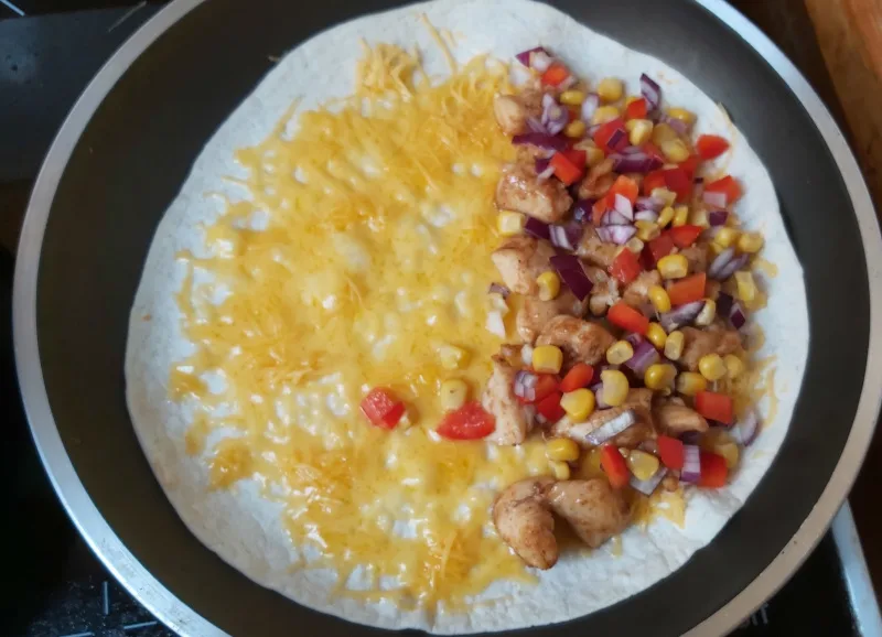 csirkés quesadilla összeállítása