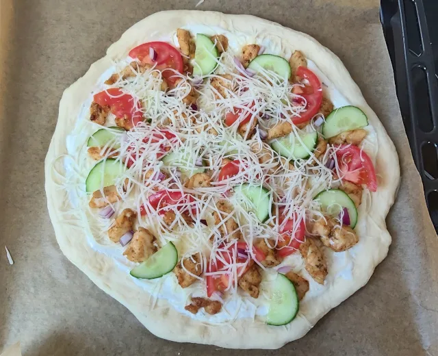 gyrosos pizza sütés előtt