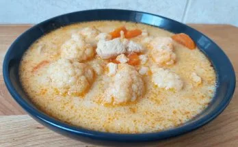 tejfölös karfiolleves csirkemellel