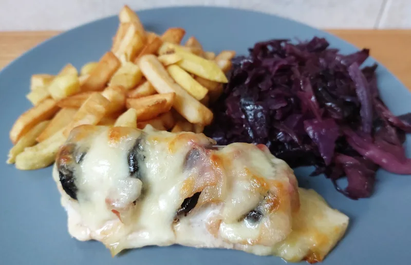 aszalt szilvával sajttal töltött csirkemell hassebalck módra sütőben