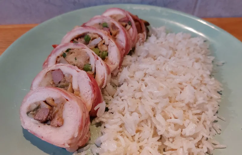 gödöllői töltött csirkemell baconbe tekerve rizzsel