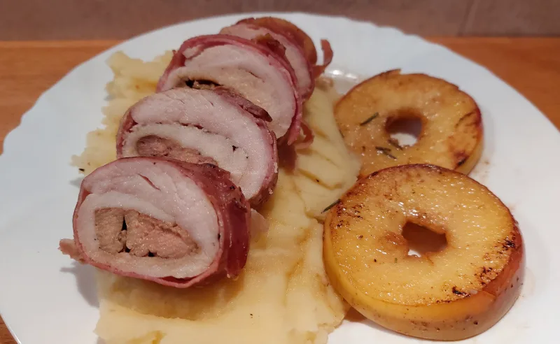 kacsamájjal töltött csirkemell pármai sonkába tekerve, sült almával, krumplipürével