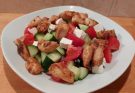 görög saláta hússal, csirkemellel