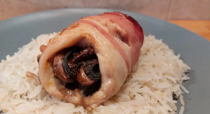 gombával töltött csirkemell sütőben baconbe tekerve