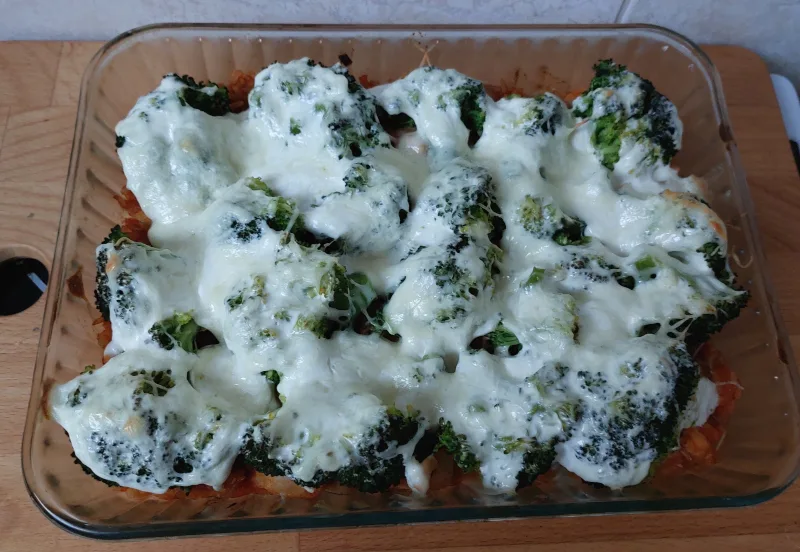 rakott brokkoli csirkemellel tepsiben