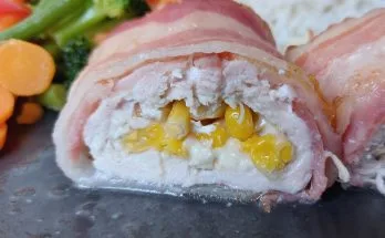 füstölt sajttal kukoricával töltött csirkemell baconbe tekerve