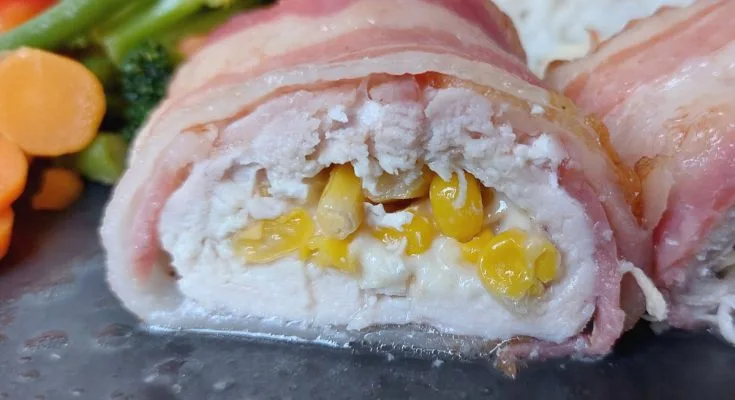 füstölt sajttal kukoricával töltött csirkemell baconbe tekerve