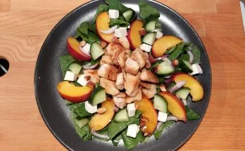 nyári csirkesaláta balzsamecettel, fetával