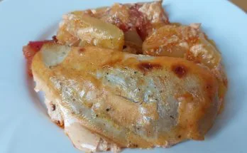 rácos hús csirkemellből tányéron