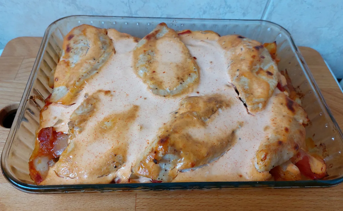 rácos hús csirkemellből tepsiben