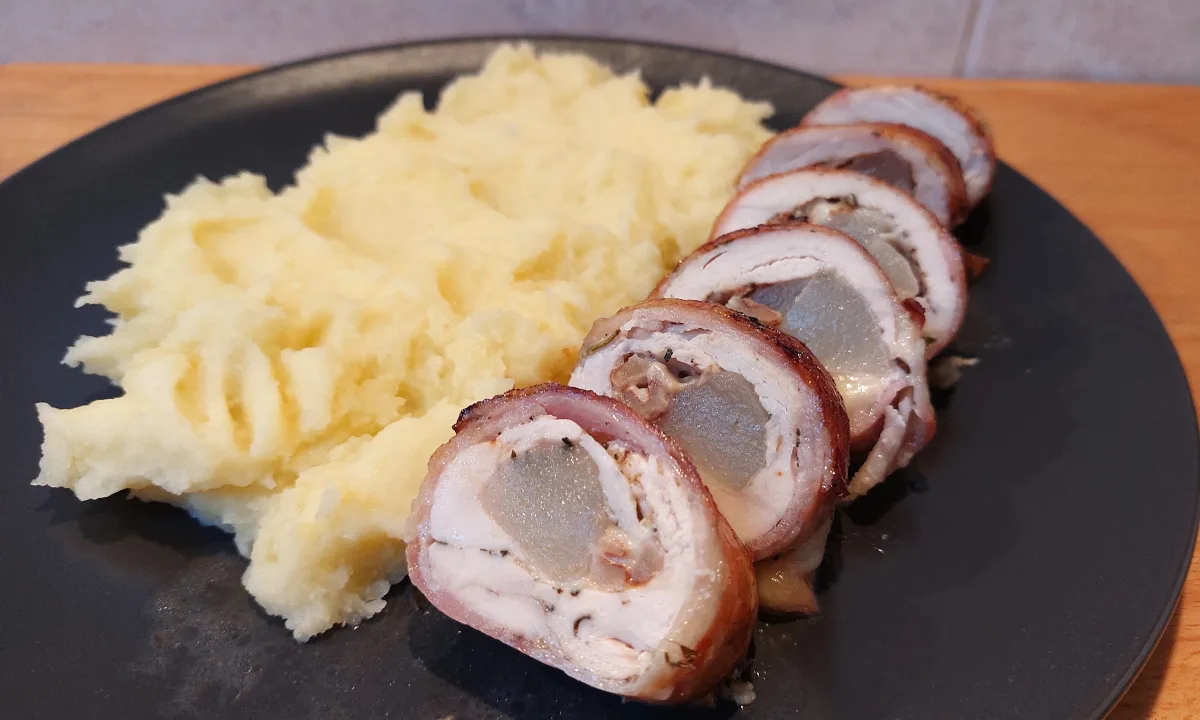 körtével töltött csirkemell baconbe tekerve