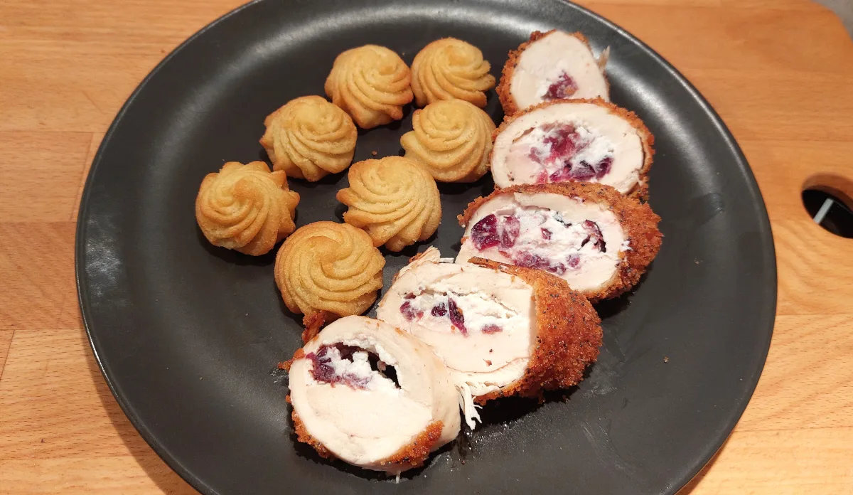 aszalt áfonyával ricottával töltött csirkemell rántva mákos bundában hercegnő burgonyával