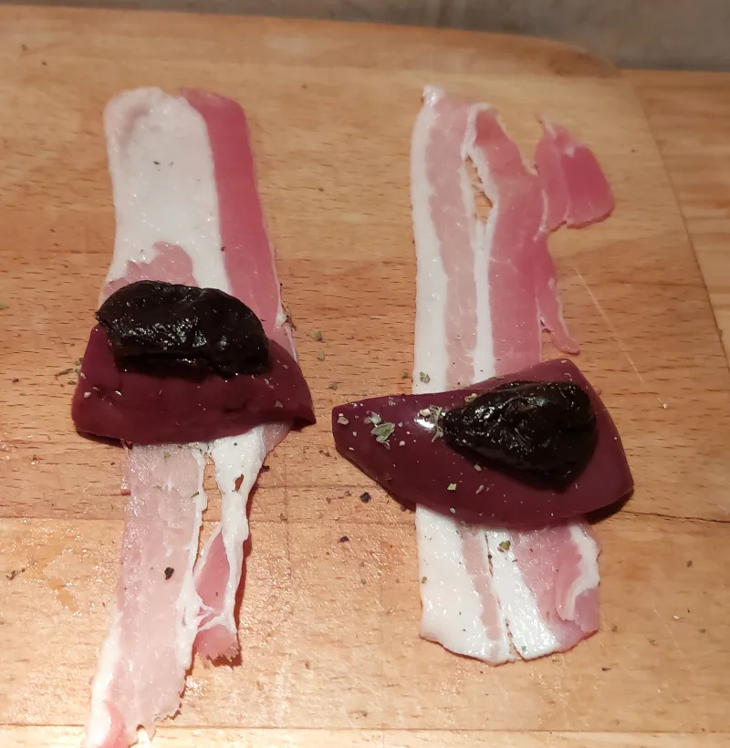 aszalt szilva máj baconbe tekerve