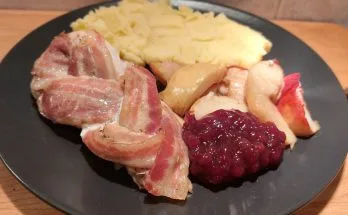 baconnel fonott csirkemell sült almával áfonyalekvárral