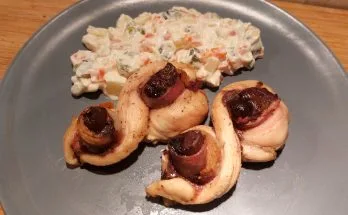 májjal aszalt szilvával töltött csirkefonat baconnel és francia salátával
