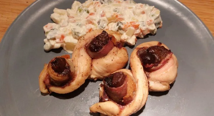 májjal aszalt szilvával töltött csirkefonat baconnel és francia salátával