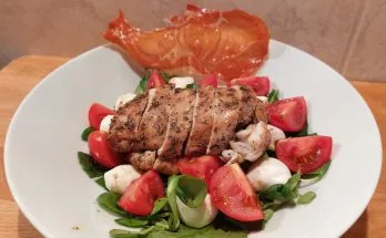 caprese saláta csirkemellel sonka chipssel