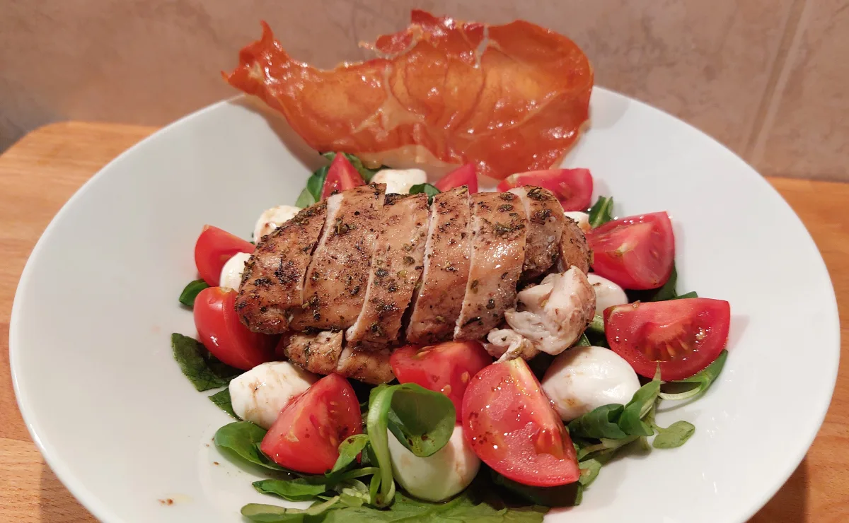 caprese saláta csirkemellel sonka chipssel