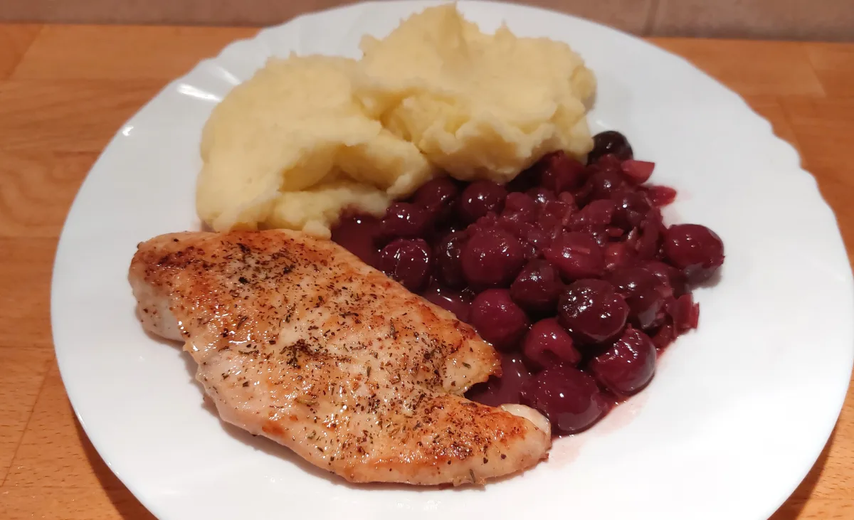 natúr csirkemell meggyszósszal krumplipürével