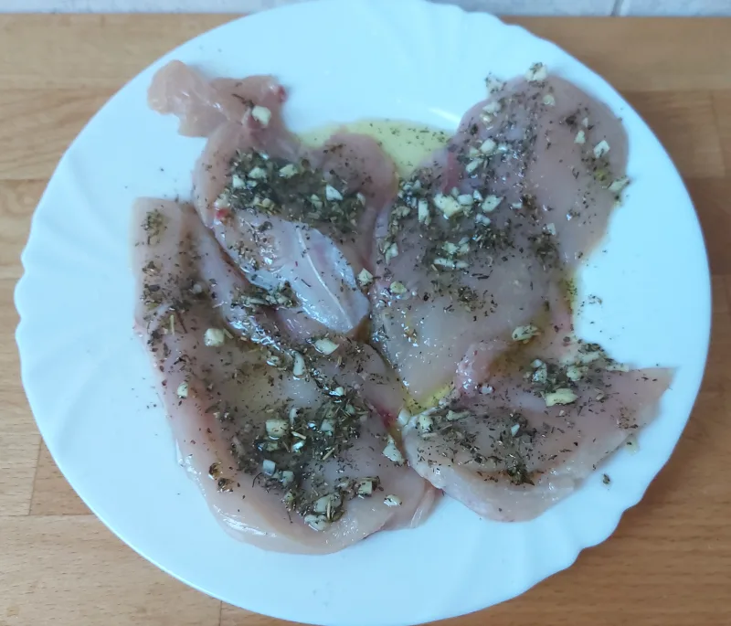 fokhagymás zöldfűszeres csirkemell pác