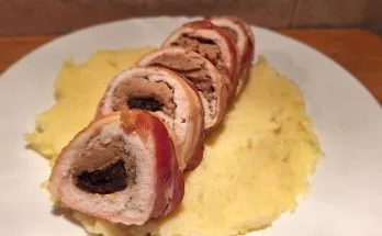 aszalt szilvával gesztenyével töltött csirkemell baconbe tekerve krumplipürével