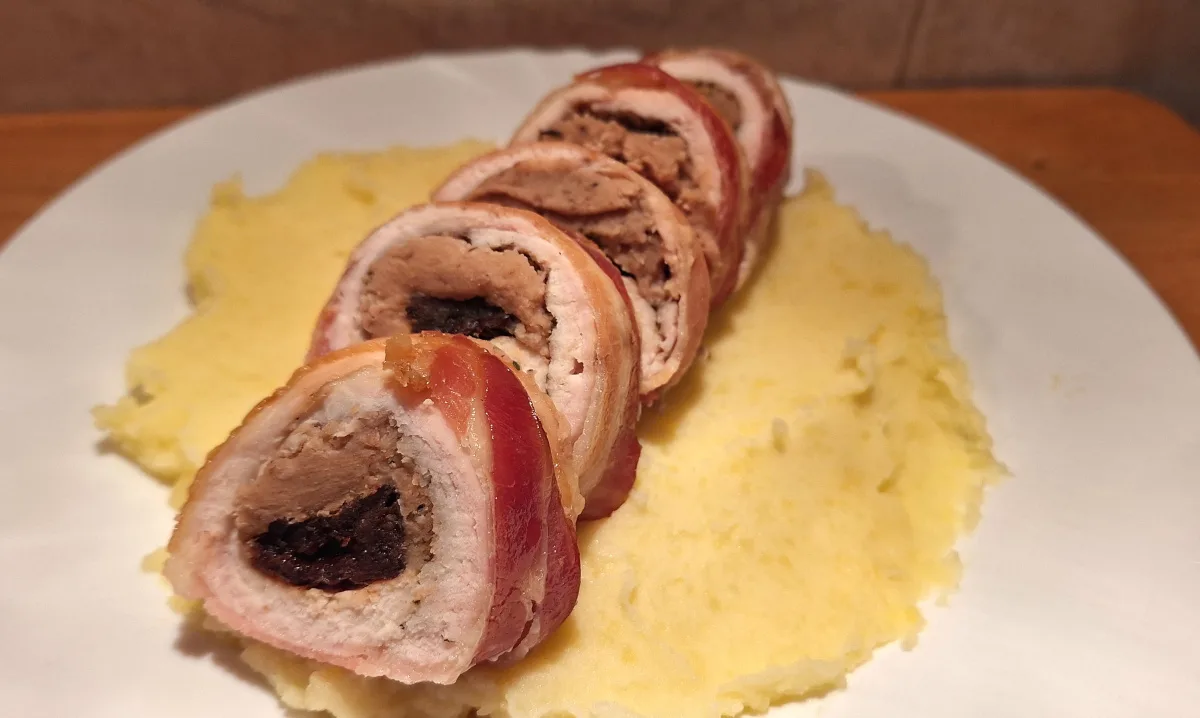 aszalt szilvával gesztenyével töltött csirkemell baconbe tekerve krumplipürével