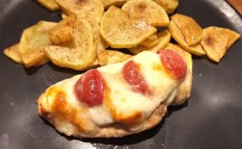 paradicsomos feta sajtos csirkemell sült krumplival