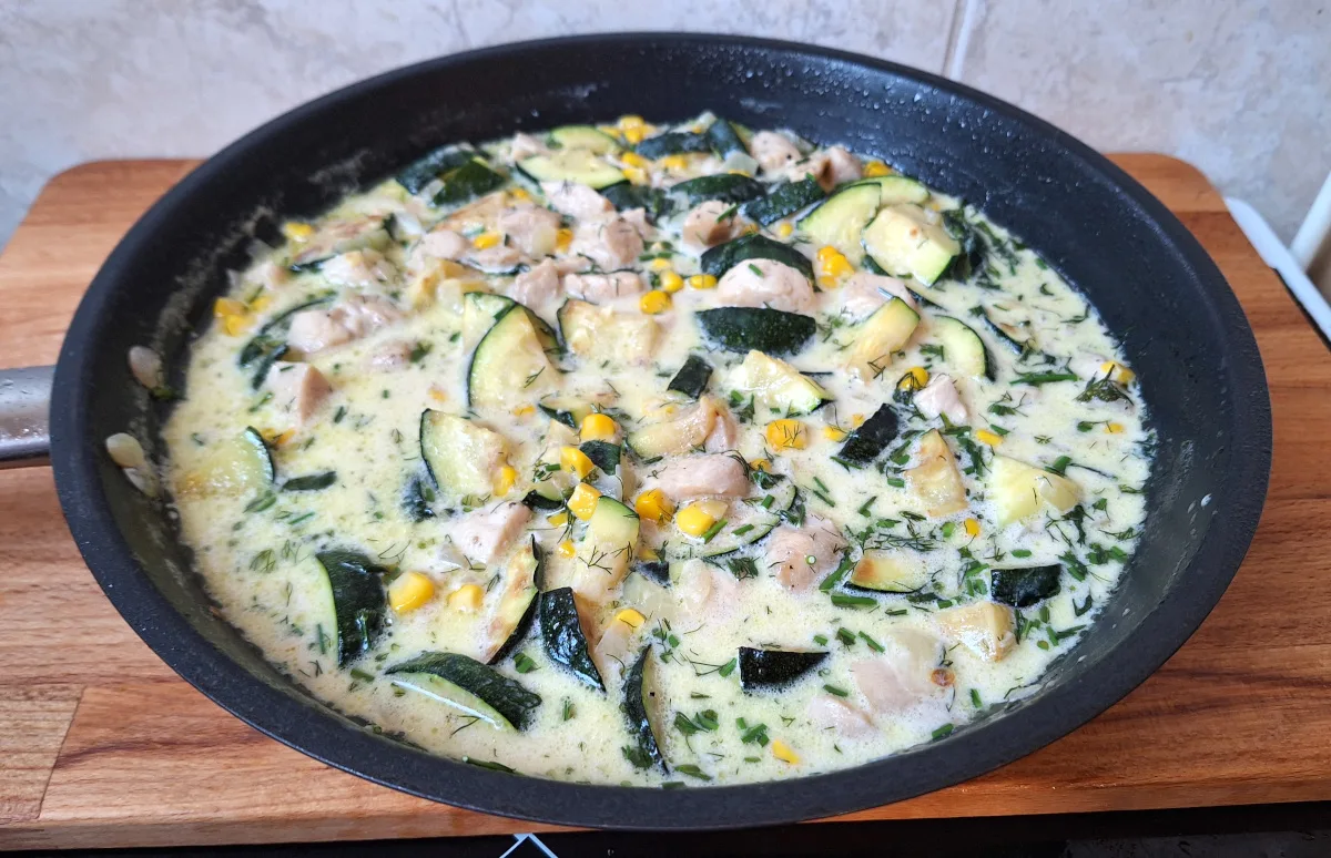 kapros tejszínes cukkinis csirkemell kukoricával