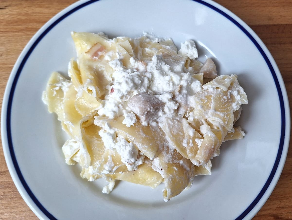 baconos túrós csusza csirkemellel tányéron